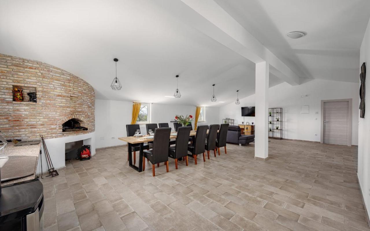 Apartments Valeria Divšići Bagian luar foto