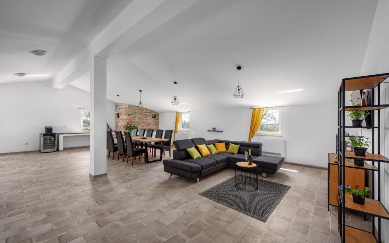 Apartments Valeria Divšići Bagian luar foto