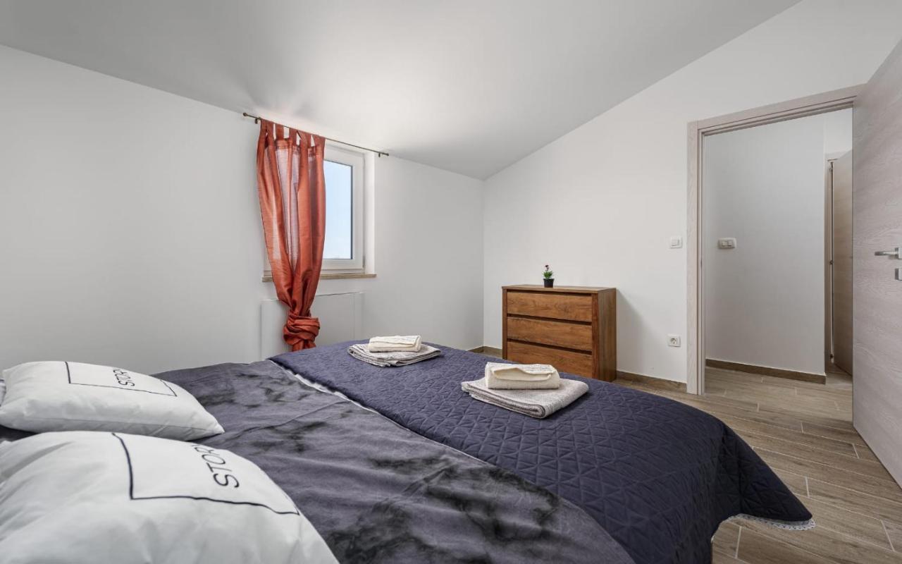 Apartments Valeria Divšići Bagian luar foto