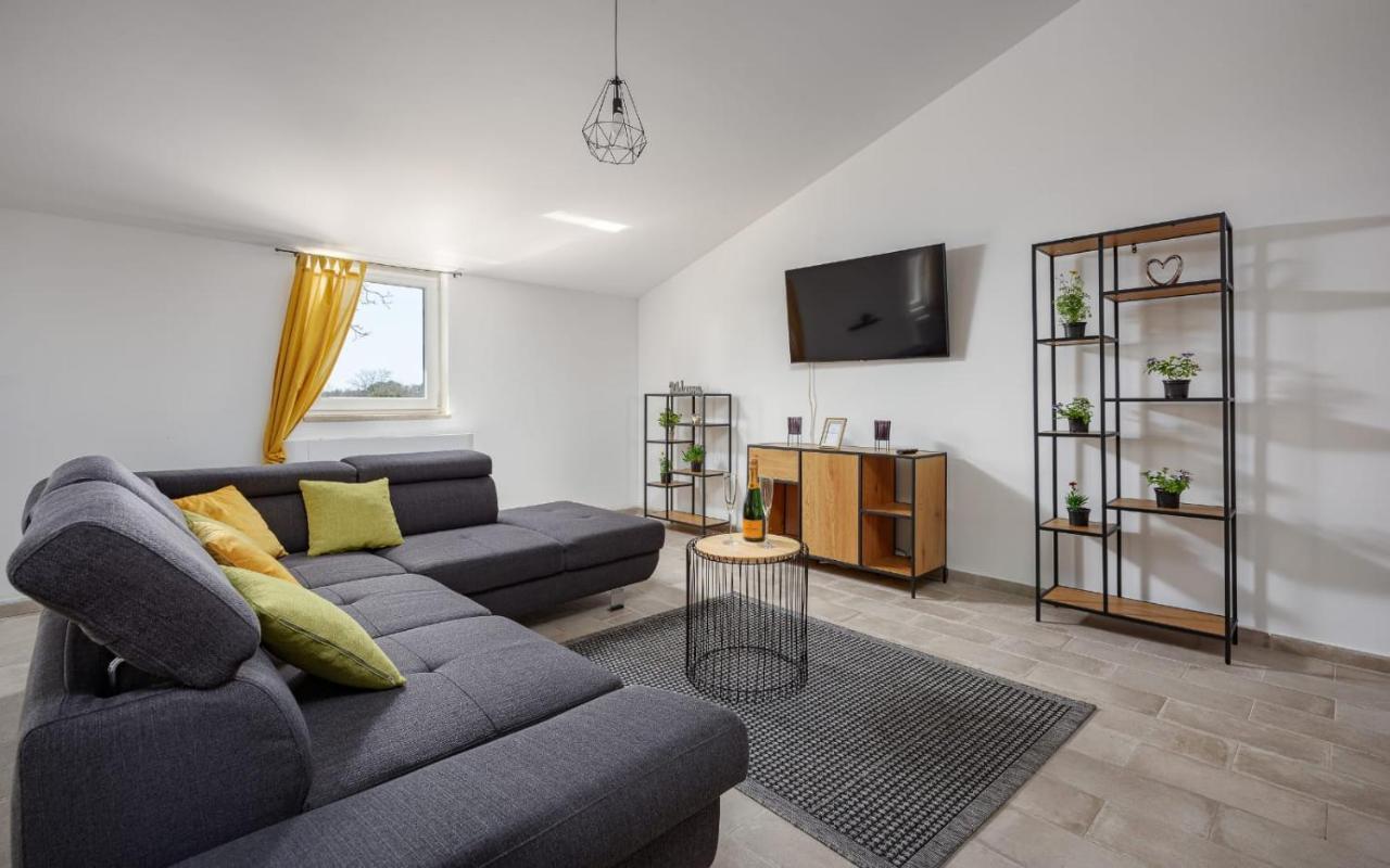 Apartments Valeria Divšići Bagian luar foto